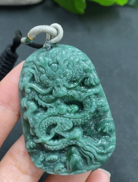 古玩玉器福利玉墜,不計成本虧出的。不議價。天然翡翠龍牌拍賣,當(dāng)前價格688元