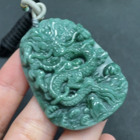 古玩玉器福利玉墜,不計成本虧出的。不議價。天然翡翠龍牌拍賣,當(dāng)前價格688元