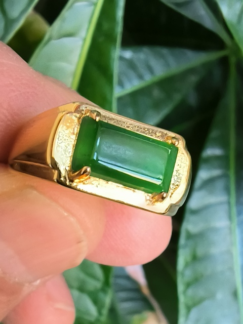 古玩玉器天然冰種滿綠翡翠鑲嵌馬鞍戒指（FJ93）拍賣，當(dāng)前價(jià)格368元