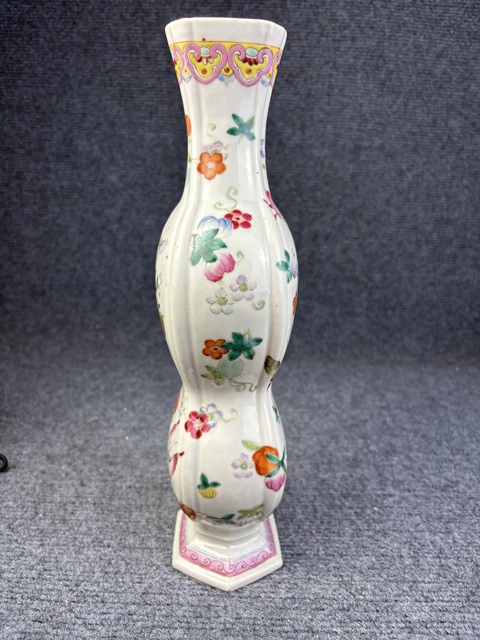 古玩陶瓷粉彩瓜瓞綿綿紋賞瓶拍賣，當前價格2588元