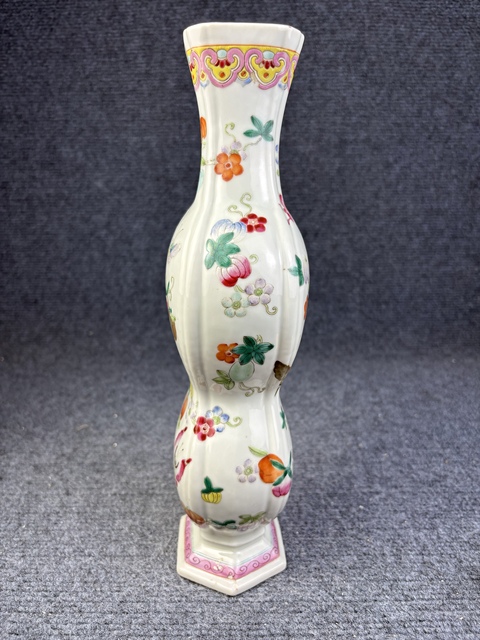 古玩陶瓷粉彩瓜瓞綿綿紋賞瓶拍賣，當前價格2588元