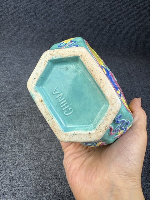 古玩陶瓷粉彩六方瓶拍賣，當前價格3588元