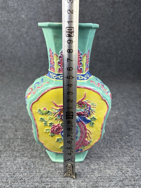 古玩陶瓷粉彩六方瓶拍賣，當前價格3588元
