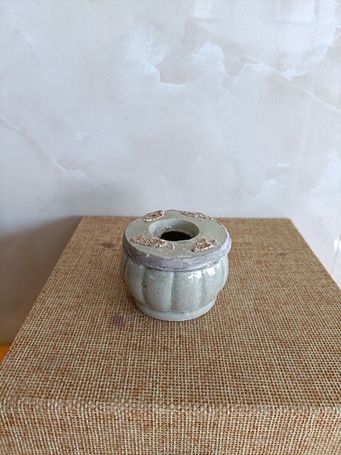 古玩陶瓷館藏級五代十國越窯青瓷刻花盞托拍賣，當前價格860元