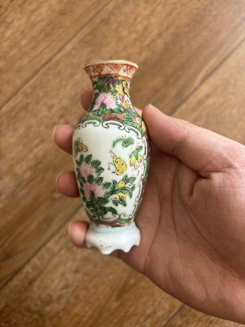 古玩陶瓷廣彩花蝶紋連坐瓶拍賣,當前價格268元