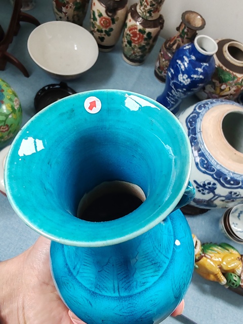 古玩陶瓷清末民初孔雀藍(lán)釉暗刻蝙蝠雙耳瓶拍賣，當(dāng)前價格2660元