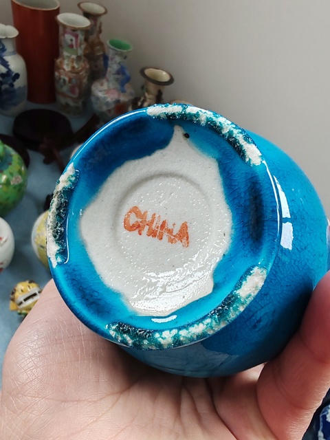 古玩陶瓷清末民初孔雀藍(lán)釉暗刻蝙蝠雙耳瓶拍賣，當(dāng)前價格2660元