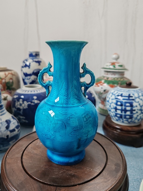 古玩陶瓷清末民初孔雀藍(lán)釉暗刻蝙蝠雙耳瓶拍賣，當(dāng)前價格2660元