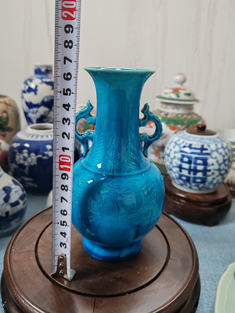 古玩陶瓷清末民初孔雀藍(lán)釉暗刻蝙蝠雙耳瓶拍賣，當(dāng)前價格2660元
