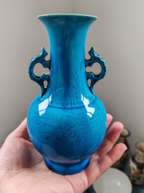 古玩陶瓷清末民初孔雀藍(lán)釉暗刻蝙蝠雙耳瓶拍賣，當(dāng)前價格2660元