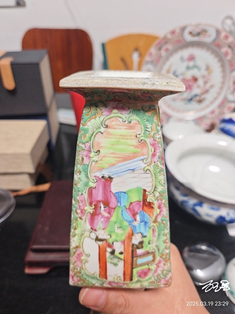 古玩陶瓷咸豐廣彩人物獅耳瓶拍賣,當(dāng)前價格1188元