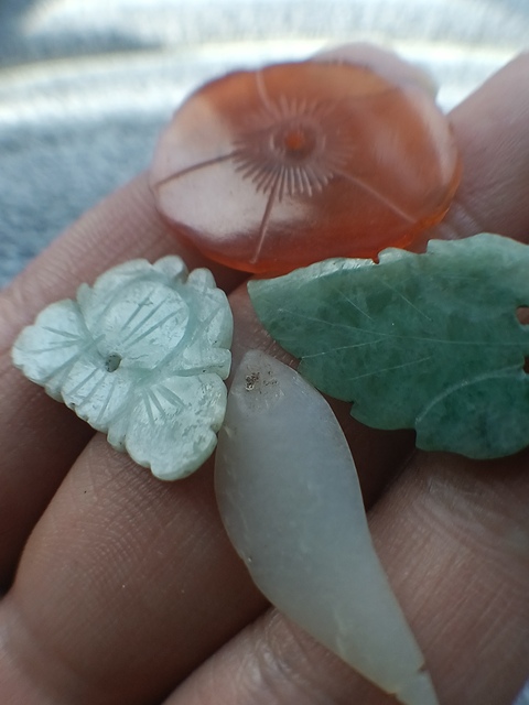 古玩玉器清代翠玉瑪瑙花飾拍賣,當(dāng)前價格566元