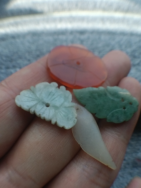 古玩玉器清代翠玉瑪瑙花飾拍賣,當(dāng)前價格566元