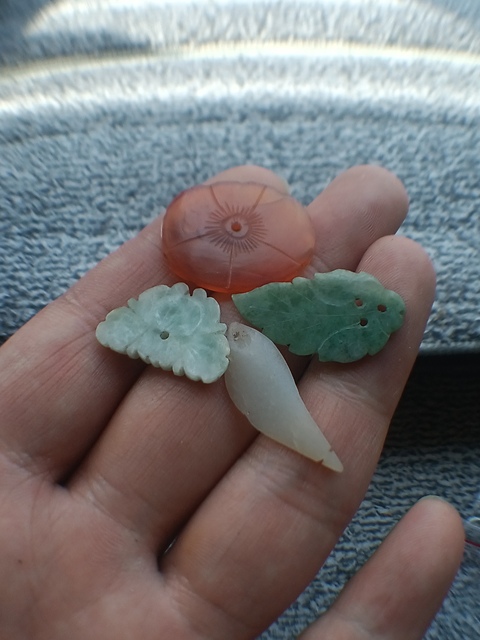 古玩玉器清代翠玉瑪瑙花飾拍賣,當(dāng)前價格566元