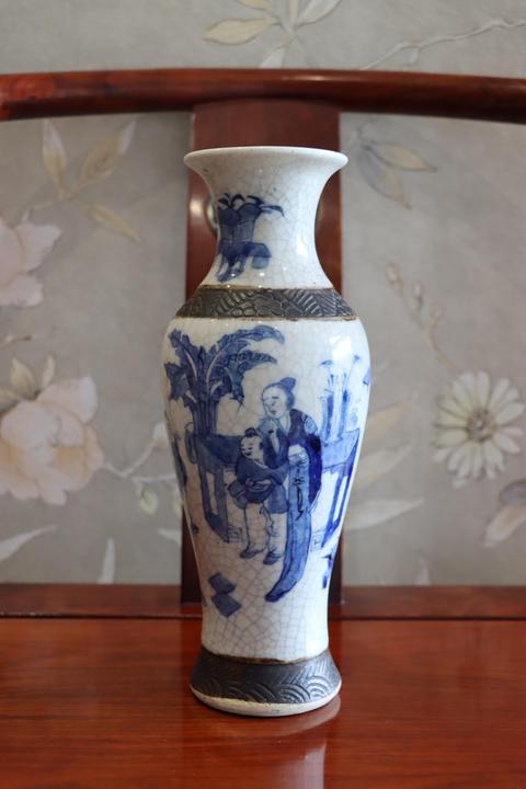 古玩陶瓷哥釉地鐵銹釉青花人物觀音瓶拍賣，當前價格6600元