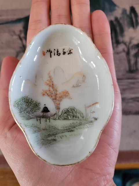 古玩陶瓷晚清官窯畫師余子清淺絳彩山水紋海棠碟拍賣,當前價格450元
