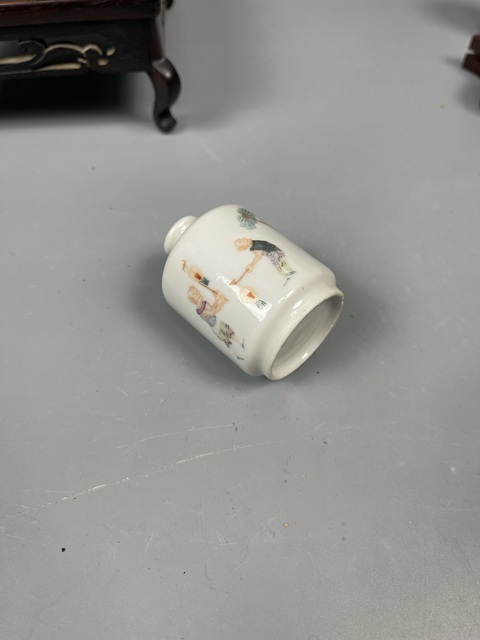 古玩陶瓷清同治粉彩鐘馗嫁妹圖鼻煙壺拍賣,當前價格13800元