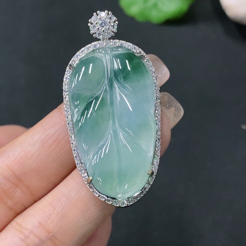 古玩玉器鑲嵌天然翡翠葉子掛件(帶鑒定證書送銀鏈)拍賣,當前價格688元