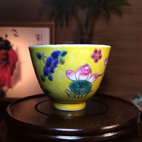 古玩陶瓷黃地粉彩花卉紋仰鐘杯拍賣(mài)，當(dāng)前價(jià)格1200元