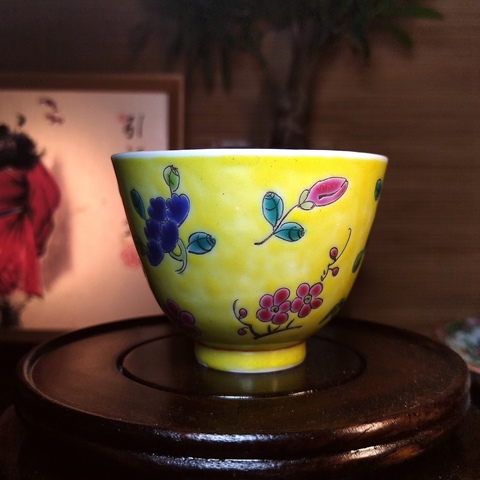 古玩陶瓷黃地粉彩花卉紋仰鐘杯拍賣(mài)，當(dāng)前價(jià)格1200元