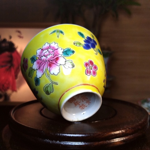 古玩陶瓷黃地粉彩花卉紋仰鐘杯拍賣(mài)，當(dāng)前價(jià)格1200元