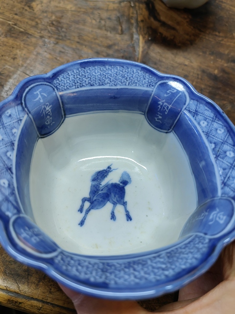 古玩陶瓷清中期青花山水人物紋折沿碗拍賣,當前價格888元