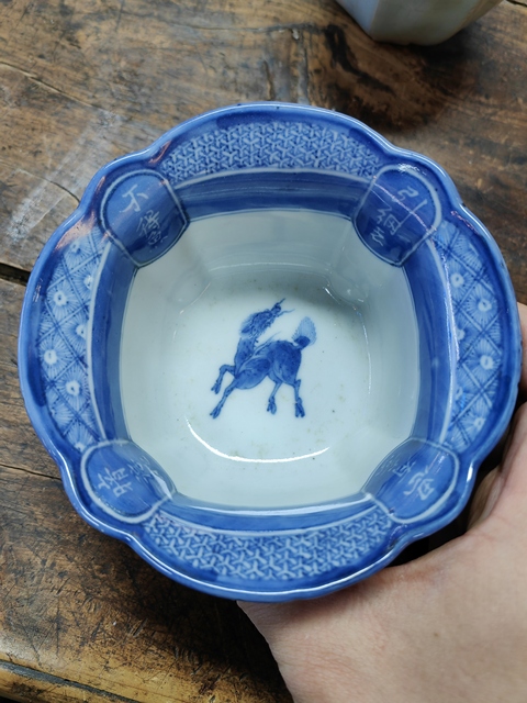 古玩陶瓷清中期青花山水人物紋折沿碗拍賣,當前價格888元