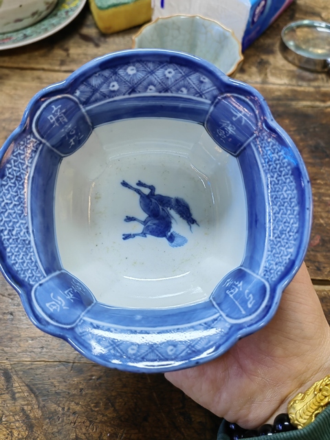 古玩陶瓷清中期青花山水人物紋折沿碗拍賣,當前價格888元