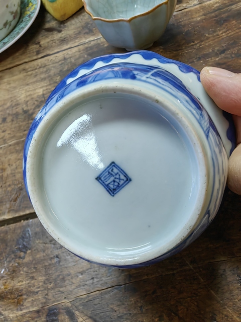 古玩陶瓷清中期青花山水人物紋折沿碗拍賣,當前價格888元