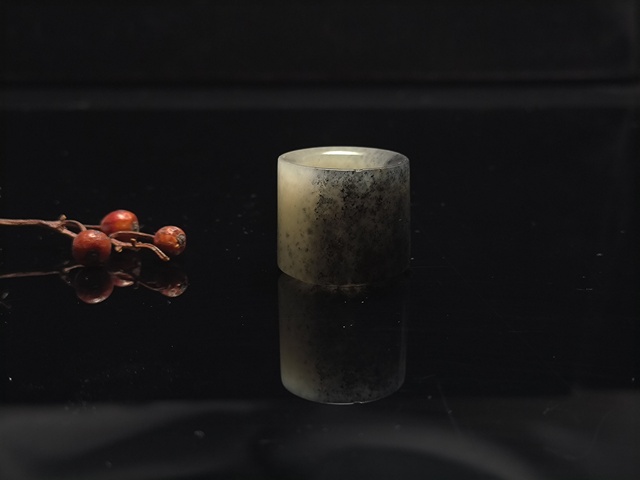 古玩玉器少見小口徑~清代和田玉雕“素紋扳指”拍賣,當前價格2900元