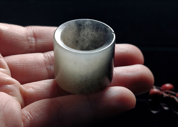 古玩玉器少見小口徑~清代和田玉雕“素紋扳指”拍賣,當前價格2900元
