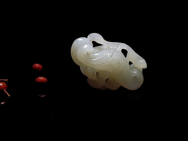 古玩玉器清代和田玉雕“菱角”拍賣，當前價格15500元