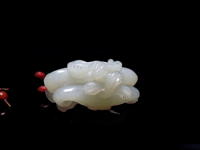 古玩玉器清代和田玉雕“菱角”拍賣，當前價格15500元