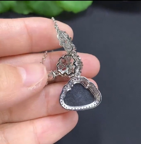 古玩玉器珍稀精品翡翠佛公鑲嵌吊墜 貨品含鏈總重約6.7克(正冰種)送證書拍賣,當前價格2980元