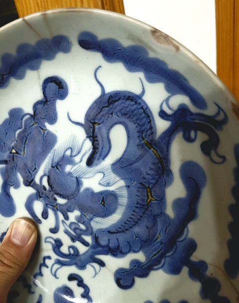 古玩陶瓷清代雍正過墻龍紋青花盤拍賣，當前價格588元