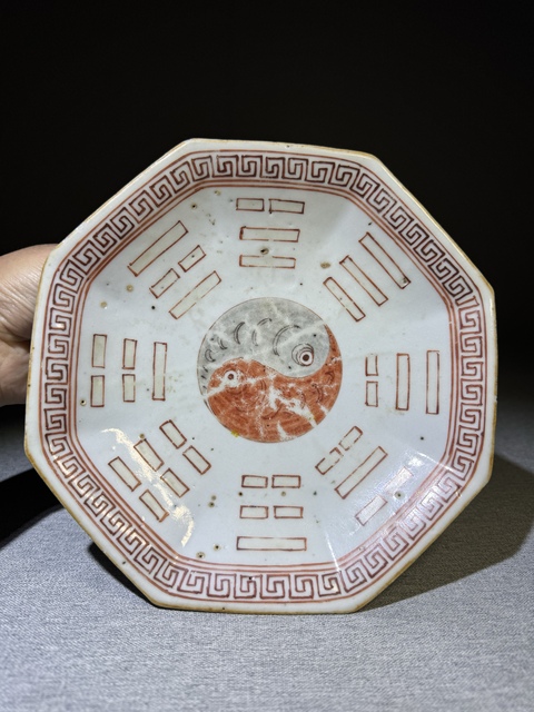 古玩陶瓷清代晚期礬紅彩八卦紋八方盤拍賣,當前價格2600元