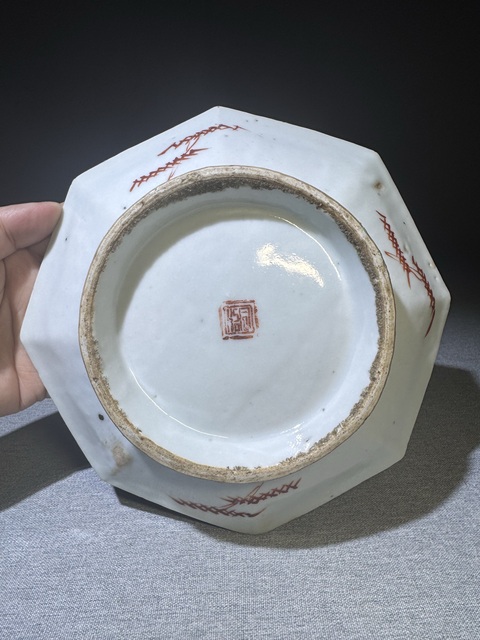 古玩陶瓷清代晚期礬紅彩八卦紋八方盤拍賣,當前價格2600元