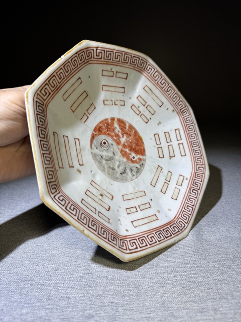 古玩陶瓷清代晚期礬紅彩八卦紋八方盤拍賣,當前價格2600元