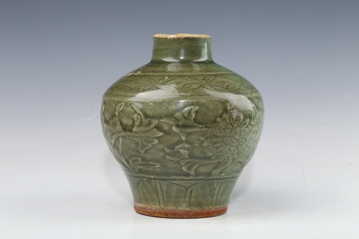 古玩陶瓷明·青釉刻花紋梅瓶拍賣,當前價格3800元