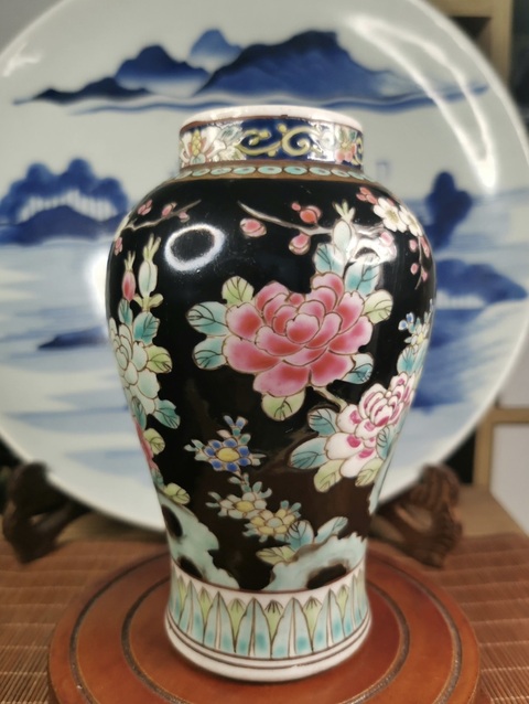 古玩陶瓷清晚期墨釉地粉彩花鳥紋罐拍賣，當(dāng)前價(jià)格800元