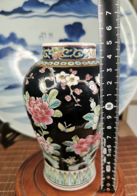 古玩陶瓷清晚期墨釉地粉彩花鳥紋罐拍賣，當(dāng)前價(jià)格800元