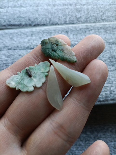 古玩玉器（隨拍）清代翠玉花飾一組拍賣，當前價格168元