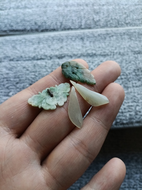 古玩玉器（隨拍）清代翠玉花飾一組拍賣，當前價格168元