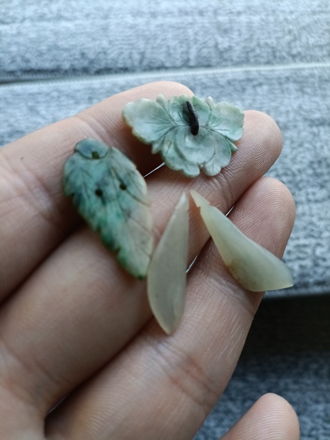 古玩玉器（隨拍）清代翠玉花飾一組拍賣，當前價格168元