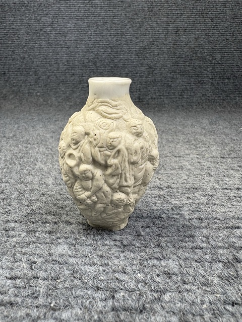 鼻烟壶10 域鉴古玩】堆塑十八罗汉鼻烟壶鉴定结果_堆塑十八罗汉鼻烟壶真假鉴别
