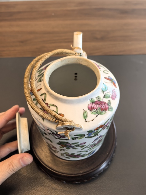 古玩陶瓷同治粉彩飛蝗騰達紋茶壺拍賣，當前價格1300元