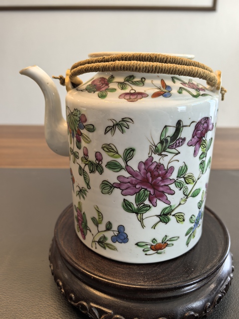 古玩陶瓷同治粉彩飛蝗騰達紋茶壺拍賣，當前價格1300元