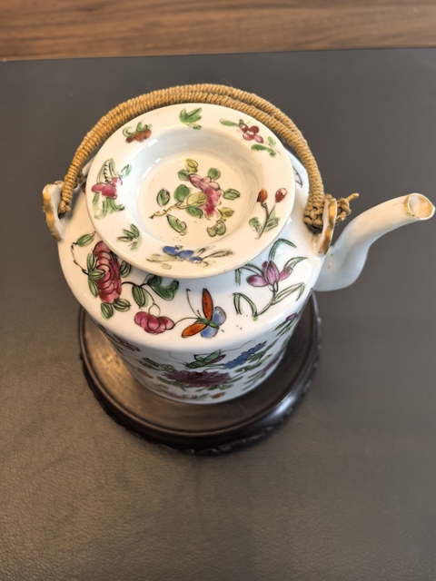 古玩陶瓷同治粉彩飛蝗騰達紋茶壺拍賣，當前價格1300元