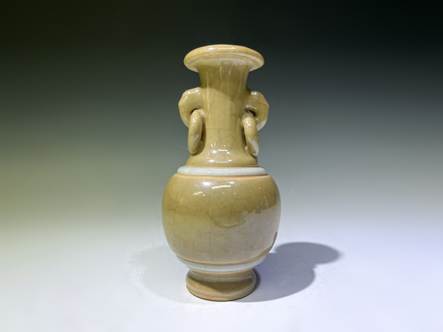 古玩陶瓷清中晚·黃哥釉雙耳銜環瓶拍賣,當前價格16888元