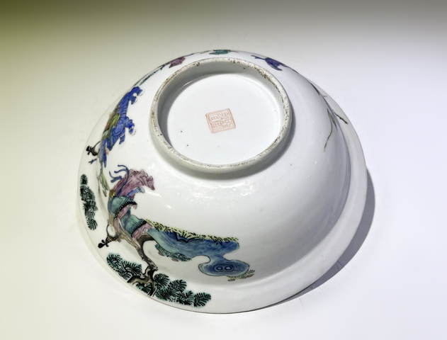 古玩陶瓷清晚期·粉彩外人物內(nèi)魚藻紋折沿大碗拍賣,當前價格6688元